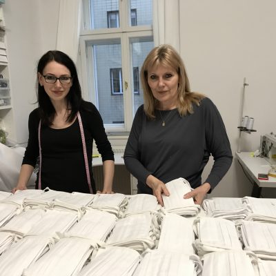 Martina Hrnčířová a Marie Zelená a 300 roušek před předáním Martina Hrnčířová a Marie Zelená a 300 roušek před předáním