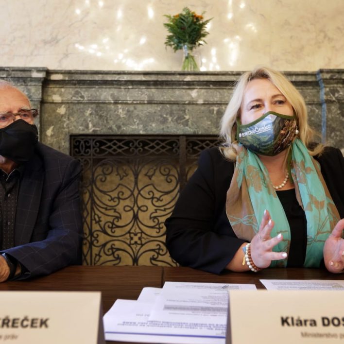 Paní ministryně Klára Dostálová v roušce z naší tvorby na tiskové konferenci s cestovními kancelářemi a veřejným chráncem práv Stanislavem Křečkem.