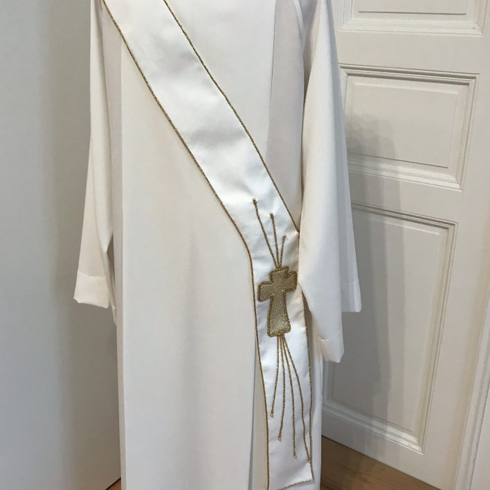 Liturgická alba s výšivkou archanděla Michaela a jáhenská štola - Marie Zelena Fashion