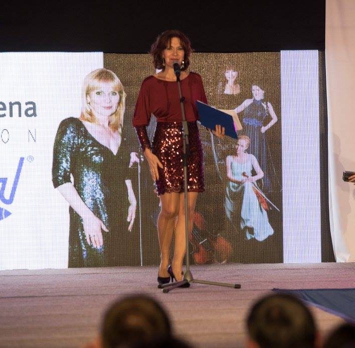 Moderátorka večera, herečka Michaela Dolinová v koktejlkách Marie Zelena Fashion