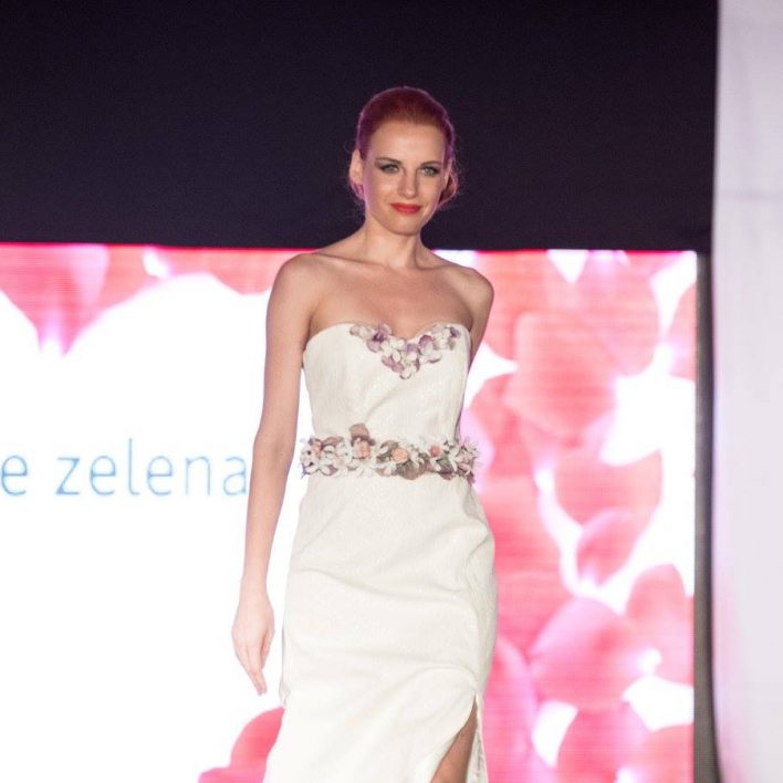 Večerní šaty Marie Zelena Fashion doplněné o květinový pásek Carmen Flora