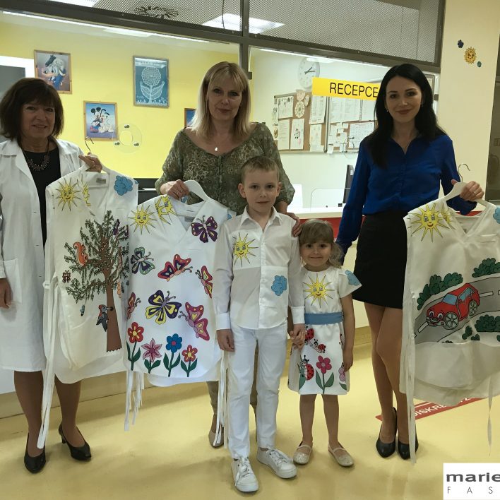 Veselé oblečení pro dětské lékaře a sestry - předávání ve FN v Motole
