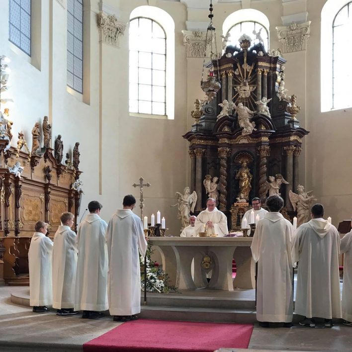 Břevnovský klášter - liturgické alby - Marie Zelena Fashion