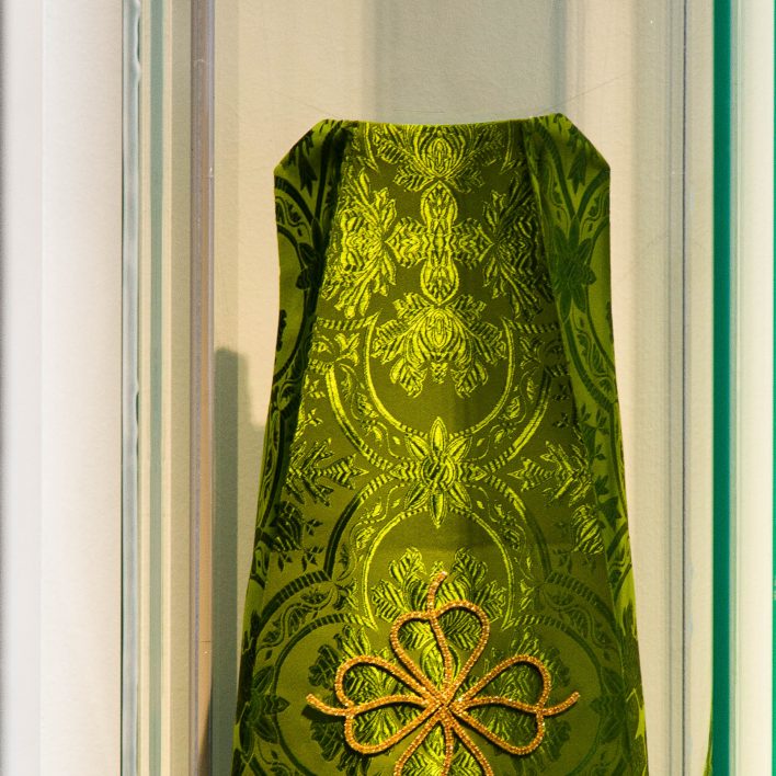 Exponát měsíce - Replika dekorativní aplikace šatů pro Pražské Jezulátko - fautorka: Marie Zelená, oto Aleš Kosina, MSB